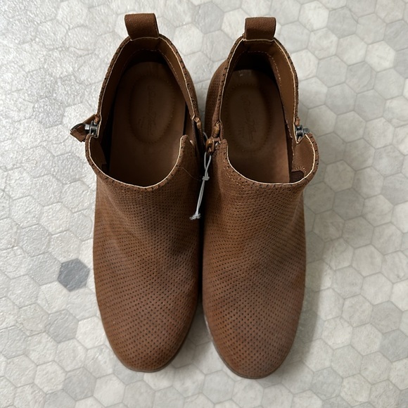 Universal Thread Booties - Picture 3 of 3